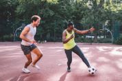 Frau und Mann beim Fussballspielen Frau und Mann beim Fussballspielen